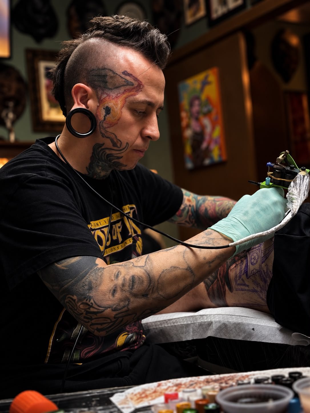 Fernando Tampa tatuando no estúdio