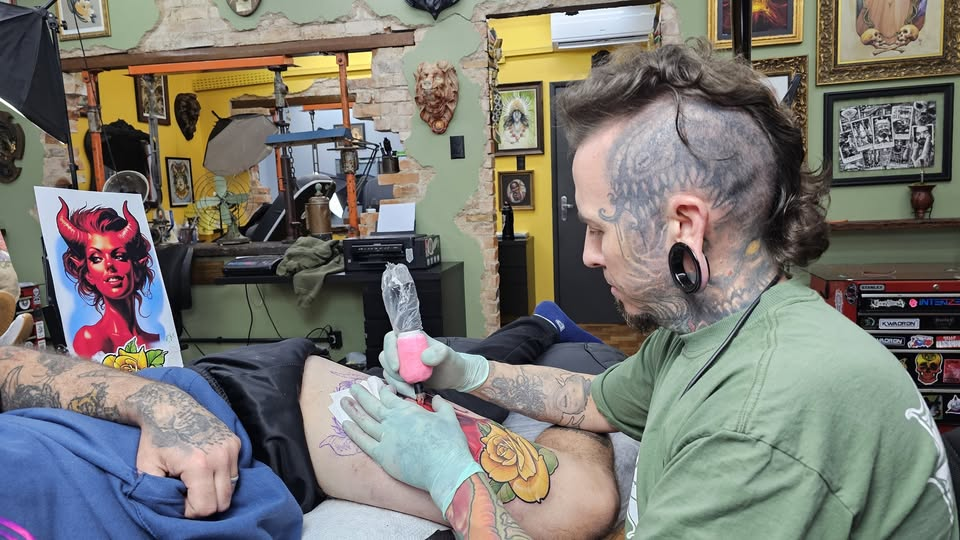 Fernando Tampa tatuando